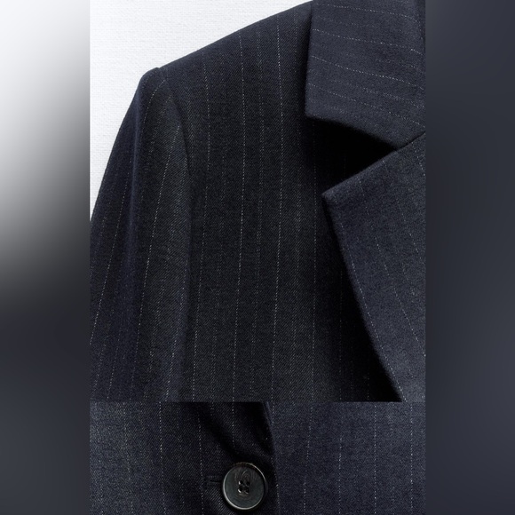 ZARA SHOULDER PAD PINSTRIPE COAT
NAVY BLUE PERFECT FOR FALL❣️ - Picture 7 of 7